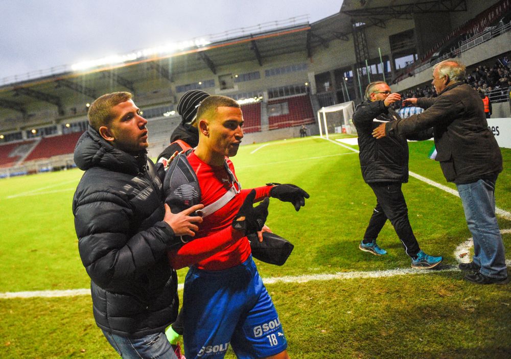 Gemaskerde hooligans breken stadion af na degradatie Helsingborg (video)