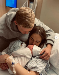 📸 | Donny van de Beek en vriendin Estelle Bergkamp verwelkomen dochter