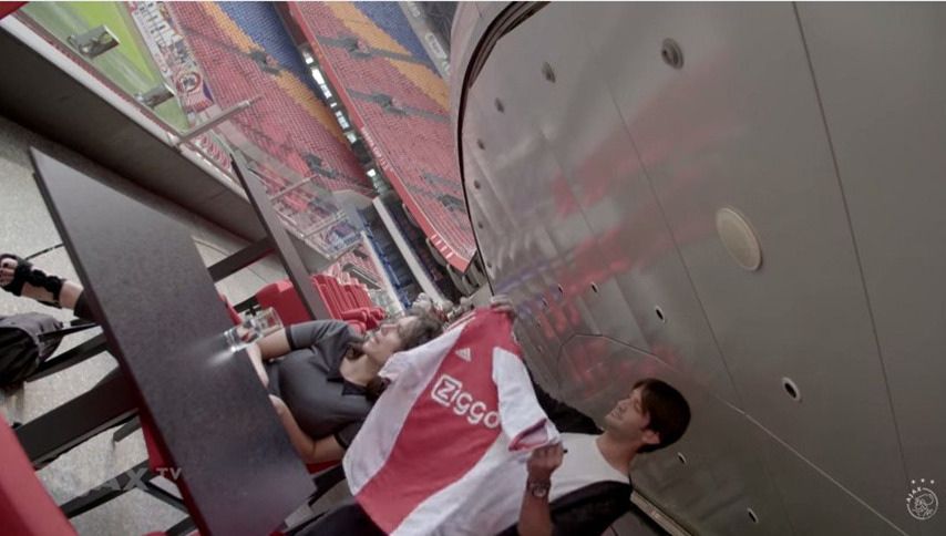 Ajax brengt fans samen met hun jeugdhelden (VIDEO)