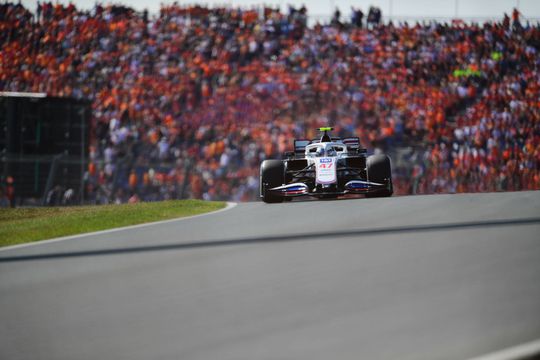 Ziggo Sport en Haas vereeuwigen 'bromance' in Zandvoort met bijzondere samenwerking