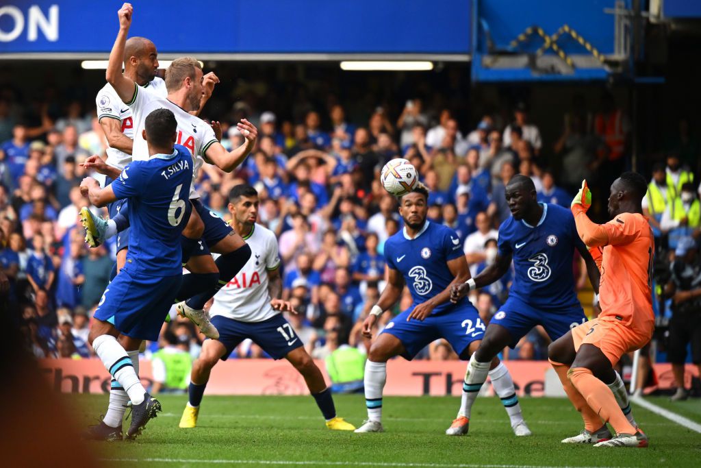 Harry Kane bezorgt Spurs op nippertje een punt in Londense derby tegen Chelsea