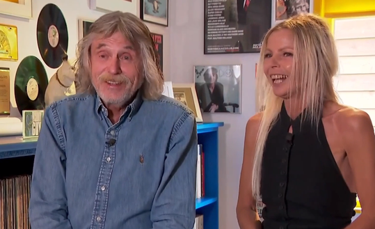 🎥 | Johan Derksen moet zingende chauffeur (voor even) missen: 'Ze gaat het theater in'
