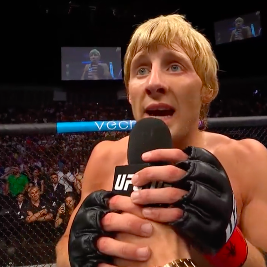 🎥 | Pimblett draagt UFC-zege op aan overleden vriend: 'Mannen, begin te praten'