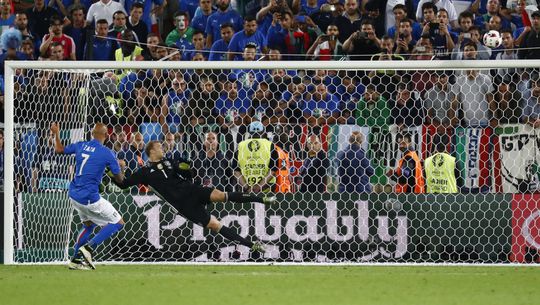 Nog 1 keer lachen om trippelende penaltynemer Zaza (video's)