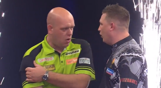 Michael van Gerwen blesseert schouder week voor play-offs Premier League: 'Al moet ik op krukken komen'