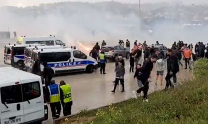 🎥​ | CHAOS met traangas! Feyenoord-fans gedragen zich in Marseille totdat noodweer toeslaat