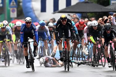📸 | Glijdende Mark Cavendish zorgt voor hele bijzondere finishfoto