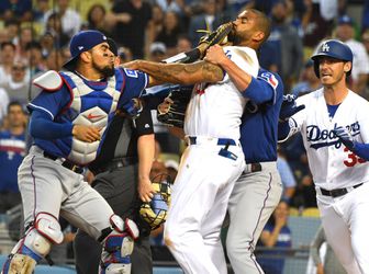 Sfeer bij MLB-potje: zieke bodycheck zorgt voor wat duw- en trekwerk (video)