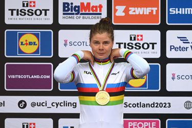 Lotte Kopecky in tranen na wereldtitel op de weg: 'Het was een heel zwaar jaar'