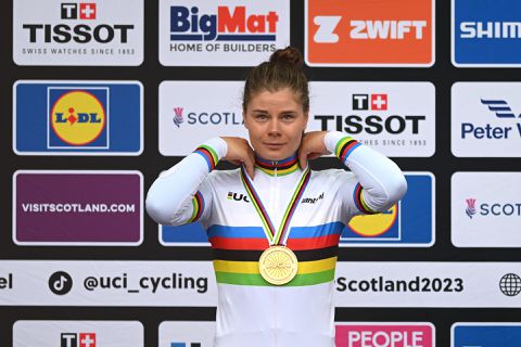 Lotte Kopecky in tranen na wereldtitel op de weg: 'Het was een heel zwaar jaar'