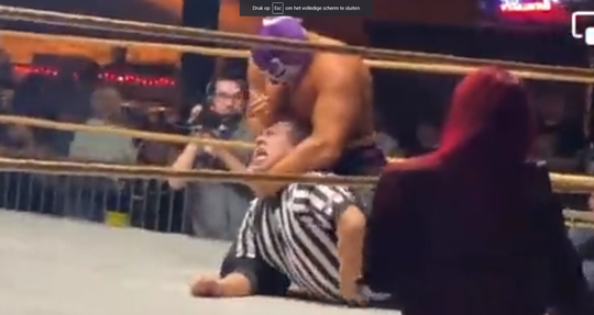 🎥 | Worstelaar Hannibal net zo geflipt als filmpsychopaat Hannibal: valt ref aan met SPIJKER