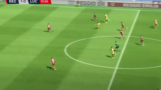🎥 | Serie C-speler Pinna maakt wonderschone goal van nét over de middenlijn