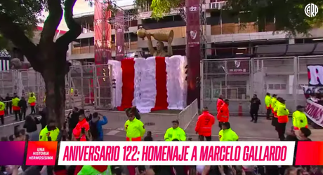 📸 | Hilarisch! Mega bobbel in broek bij standbeeld voormalig River Plate-coach: 'Moeten ballen hebben'