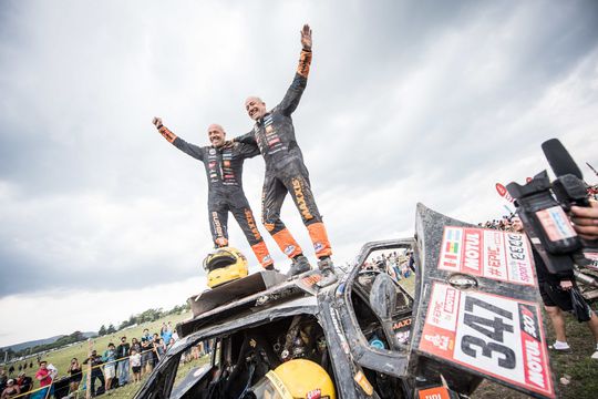 Broertjes Coronel zeiknat aan de finish: 'Een zwembad in de auto, maar we hebben gelachen' (video)