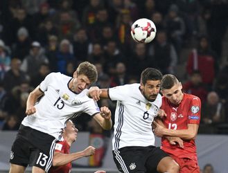 Müller schiet Duitsland overtuigend langs de Tsjechen
