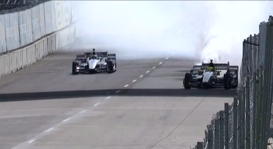 Spencer Pigot blaast motor op in laatste 4 ronden van Indycar Detroit (video)