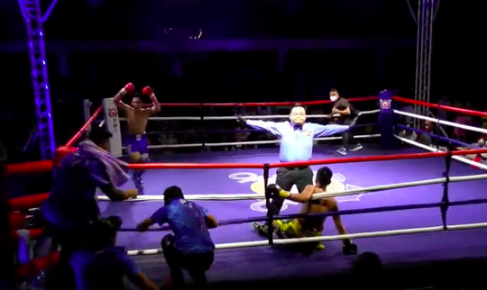 🎥| Bokser pakt titel in stijl: opponent keihard door de touwen geslagen