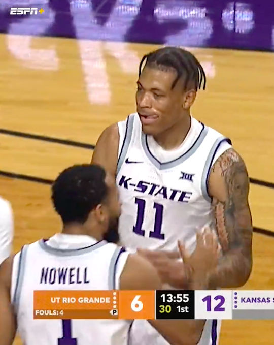 🎥 | College-basketballer Johnson maakt succesvolle rentree nadat hij in 2020 in elkaar zakte