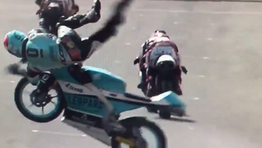 Moto3-rijder houdt sleutelbeenbreuk over aan deze horrorcrash (video)