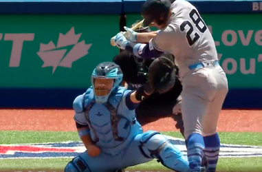 🎥 | NY Yankee Josh Donaldson smijt knuppel kwaad neer nadat honkbal hem raakt