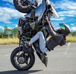 🎥​ | Check deze bizarre acties van motorrijdende stuntfluencer Sarah Lezito