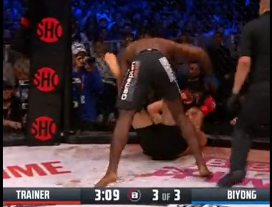 🎥 | Simon Biyong klapt Luke Trainer 2 keer tegen de grond