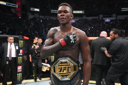 🎥 | Israel Adesanya behoudt UFC-titel in het middengewicht tegen Robert Whittaker