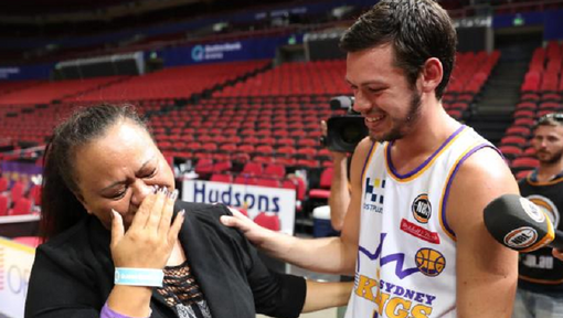 Australische basketballer ontmoet eindelijk de vrouw die zijn leven redde