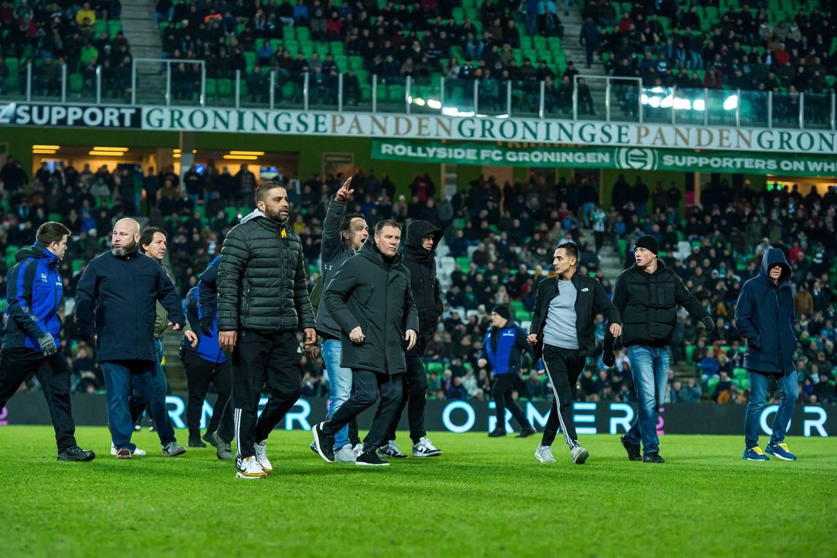FC Groningen-coach over veldbestorming boze fans: 'Mag niet, maar begrijp de gedachte'