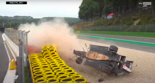 🎥 | Harde crash in Formule 3: rode vlag-situatie na botsing tussen Maloney en Goethe