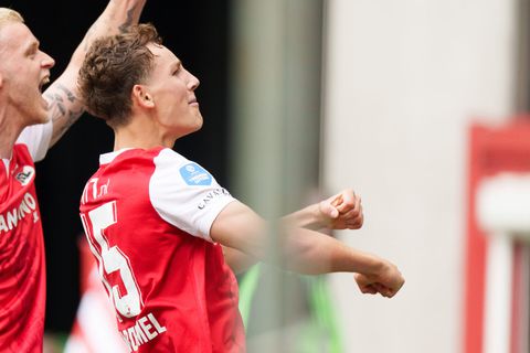 AZ kent vliegende start van competitie en is koploper na overtuigende winst op Go Ahead