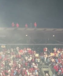 😱 | Phillies-fans klimmen op STADIONDAK om World Series-duel te kunnen zien