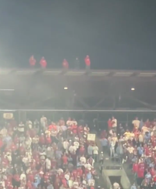 😱 | Phillies-fans klimmen op STADIONDAK om World Series-duel te kunnen zien
