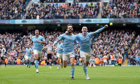 City speelt niet top, maar blijft door winst op Newcastle in de titelrace