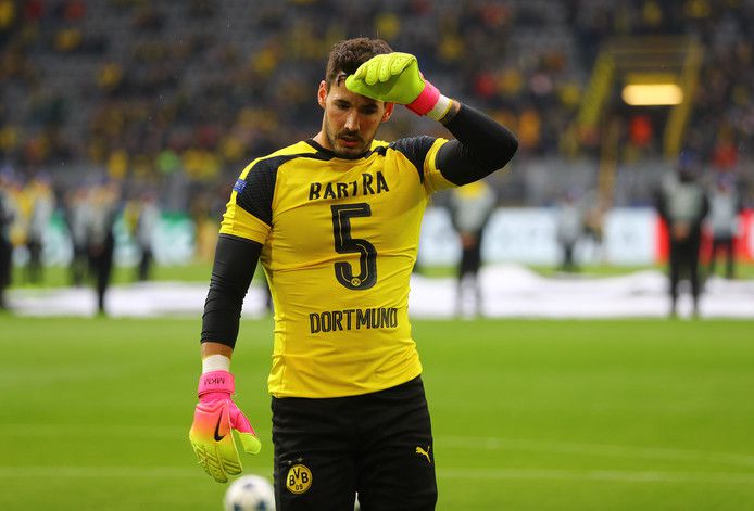 Kippenvel! Dortmund-spelers dragen Bartra-shirt tijdens de warming-up