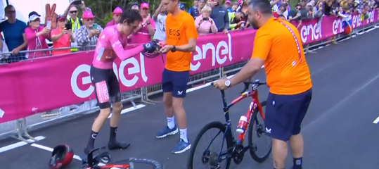 🎥 | Geraint Thomas denkt tijdens tijdrit: nieuwe fiets, dan ook nieuwe helm