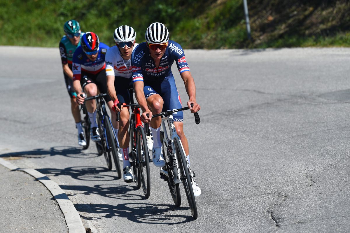 Van der Poel toont zich even van voren bij Coppi e Bartali, Ineos-man Tulett wint 3e etappe