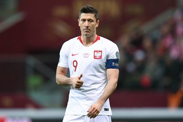 Lewandowski geeft lesje hooghouden tijdens warming-up Polen (video)