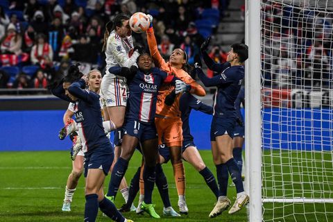 Franse topper tussen Oranje Leeuwinnen gewonnen door Martens en Groenen