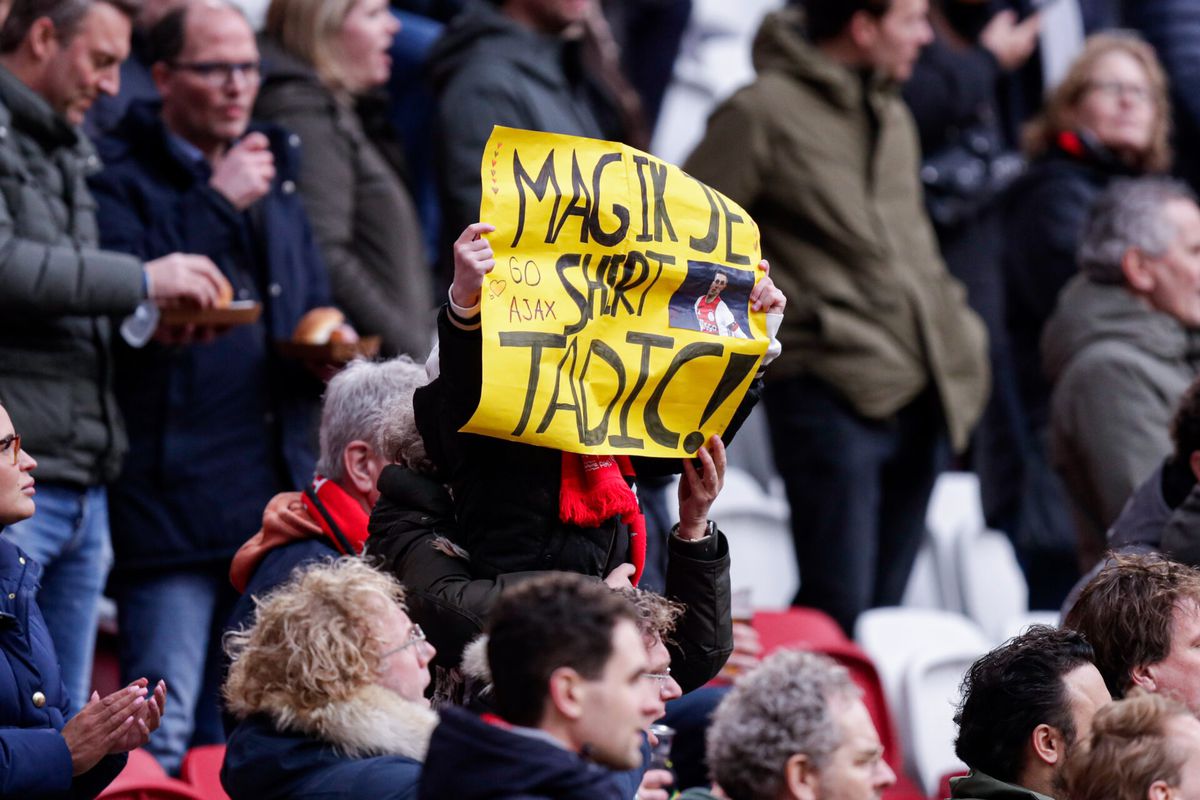 Kids kunnen bij Ajax niet langer meer bedelen om shirts: club verbant kartonnen bordjes