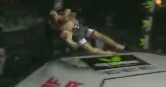 🎥😂 | Van onderen! Vechter gooit tegenstander tijdens slam dwars door MMA-kooi