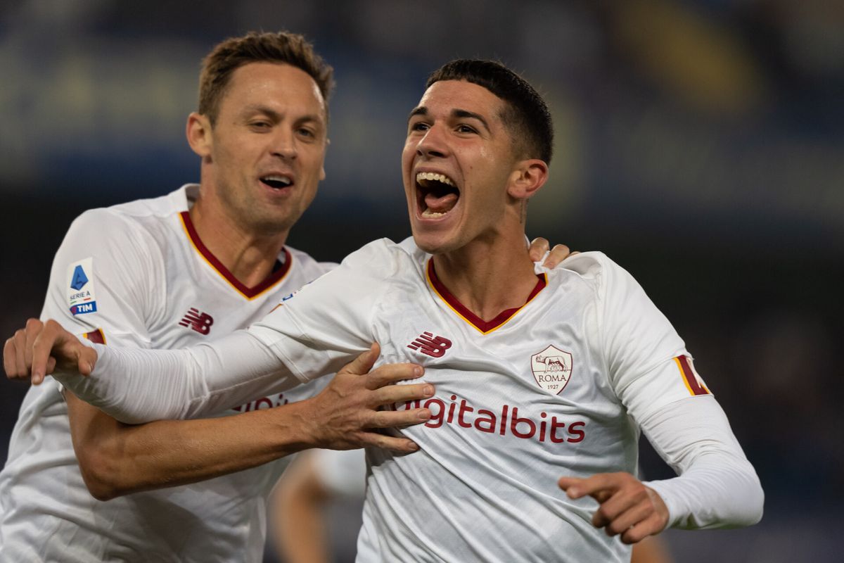 🎥 | AS Roma heeft het lang lastig tegen 10 man van Hellas Verona, maar wint op valreep toch