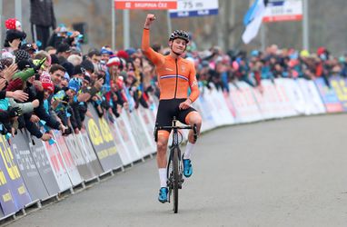 Oppermachtige Mathieu van der Poel rijdt iedereen aan gort en wint EK veldrijden