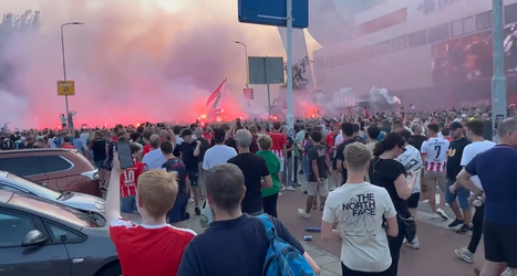🎥 | Chaos bij aankomst spelersbussen in Eindhoven: bus van Rangers geblokkeerd