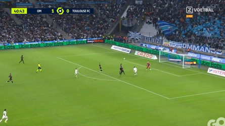 🎥 | Verdediger van Toulouse kopt volle bak terug en scoort in eigen goal