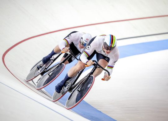 🎥​ | Check de gouden EK-race van teamsprinters Van den Berg, Lavreysen en Hoogland