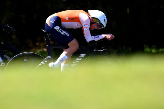 Annemiek van Vleuten na flinke klapper: 'Onderweg naar het ziekenhuis voor scans'