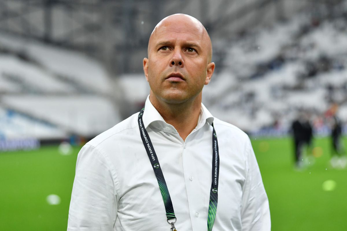 Arne Slot probeert Marseille-coach Jorge Sampaoli te lezen: 'Je weet het nooit bij deze trainer'