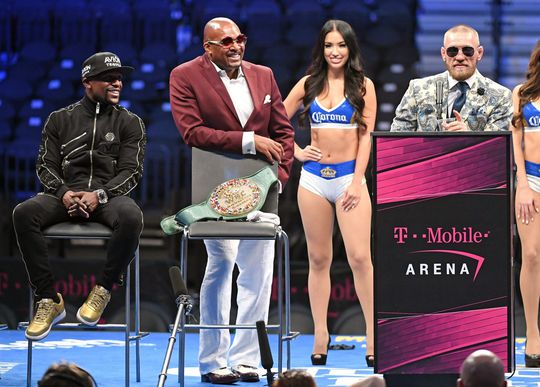 Mayweather heeft mega schilderij van McGregor in huis hangen (foto)