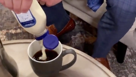🎥 | Koffie met mayo?! College-quaterback heeft wel heel vieze gewoonte